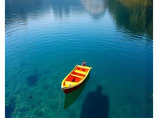 Angeln am See im Sommer mit klarer Sicht